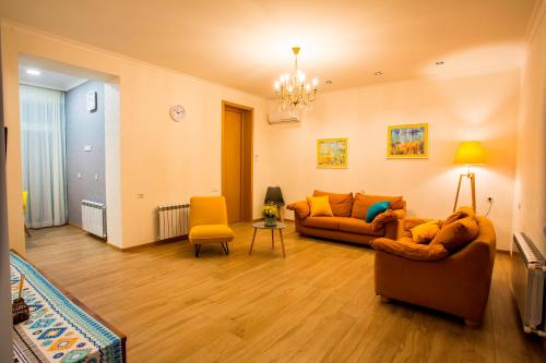 A seating area at Yellow apartment in Avlabari