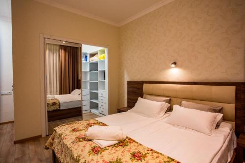 Кровать или кровати в номере Yellow apartment in Avlabari
