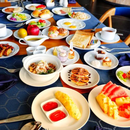 a long table with plates of food on it at Swiss-Belresort Belitung in Tanjungbinga
