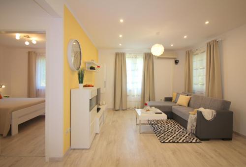 Apartment Lorena with pool