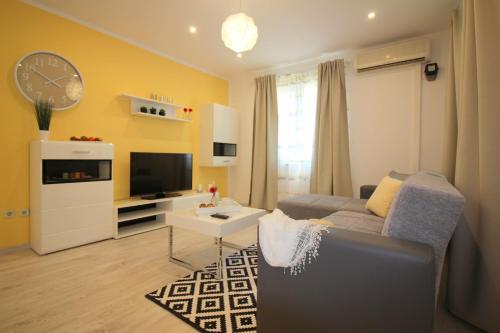Apartment Lorena with pool