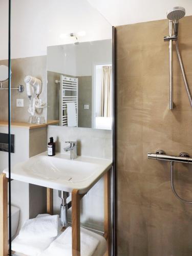 a bathroom with a sink and a shower at Le Roc'h Ar Mor in Ouessant