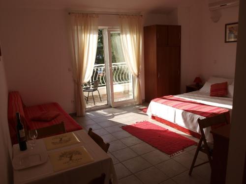 1 dormitorio con 1 cama y puerta corredera de cristal en Villa Fendi, en Nečujam