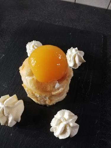 un œuf est assis sur une viennoiserie à l'œuf dans l'établissement La Mancine Laulan, à Jau-Dignac-et-Loirac