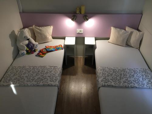 Posteľ alebo postele v izbe v ubytovaní CHERRY Premium ADRIA Mobile homes Zelena Laguna