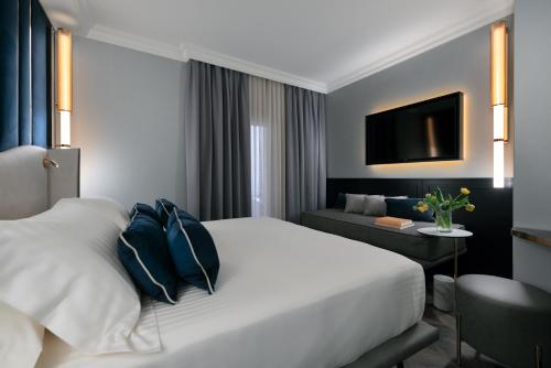 a hotel room with a bed and a couch at Hotel Milano & SPA***S in Verona