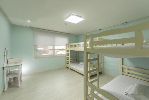 Krevet ili kreveti na sprat u jedinici u okviru objekta Big O Show Guesthouse