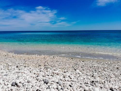 una playa rocosa con el océano y el agua en Il Lentischio, en Cala Gonone