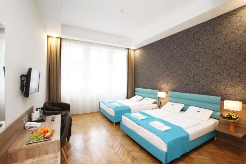 Postel nebo postele na pokoji v ubytování Medos Hotel