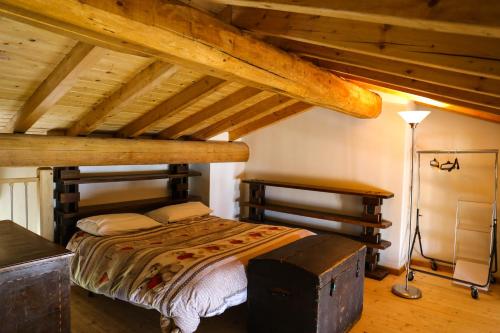 ZognoにあるCasa Vacanza Pratolungoの木製の天井の客室で、ベッドルーム1室(ベッド1台付)