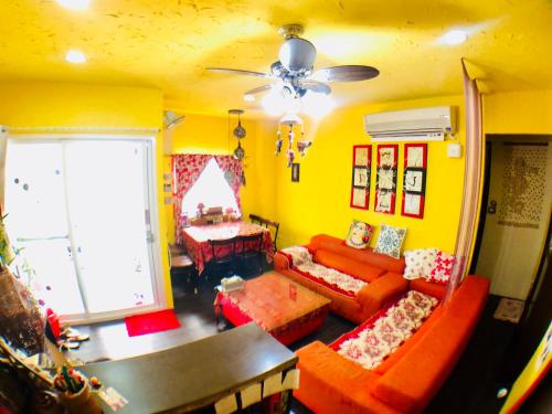 LanyuFei Yu Fei Beach Hostel的带沙发和桌子的客厅