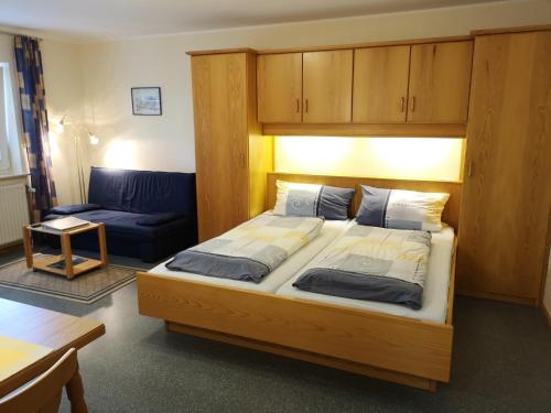 - une chambre avec un grand lit et un canapé dans l'établissement Appart-Pension-Schier, à Zell