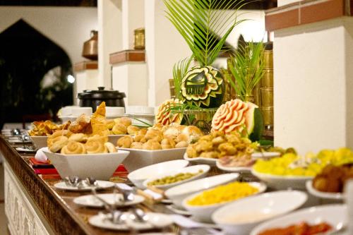 een buffet met veel gerechten op tafel bij Sea Cliff Resort & Spa in Zanzibar City