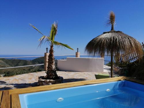 Villa mit einem Pool und Meerblick in der Unterkunft Finca Mariposa Mariposaholidays in Nerja