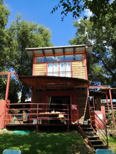 uma casa na árvore com um alpendre e uma varanda em Serenity Guesthouse em Klerksdorp