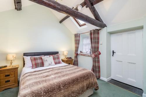 1 dormitorio con cama y puerta blanca en stilworth house, en Helmsley