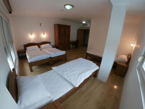 Katil atau katil-katil dalam bilik di Hotel Bagarić -ispod brda ukazanja adress Kraljice Mira 56 Bijakovci Međugorje