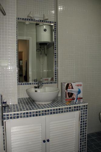 La salle de bains est pourvue d'un lavabo et d'un miroir. dans l'établissement Aguila 110, à Benalmádena