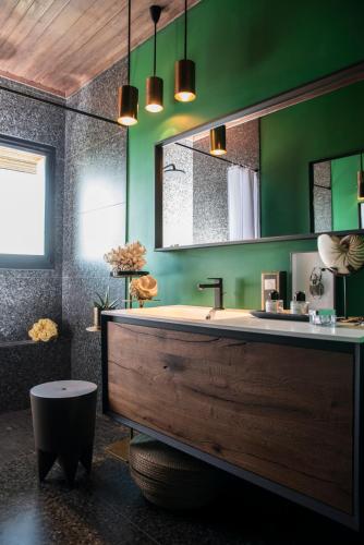 une salle de bain avec une grande baignoire et un miroir dans l'établissement CHAMBRE AVEC VUE, à Domessin