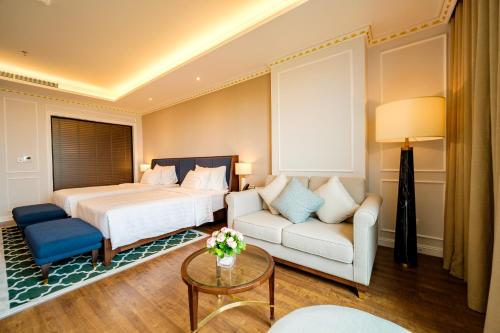 Кровать или кровати в номере FLC Halong Bay Golf Club & Luxury Resort