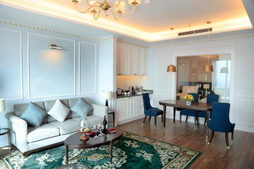 Кухня или мини-кухня в FLC Halong Bay Golf Club & Luxury Resort
