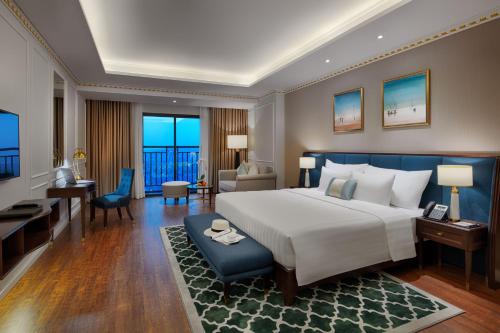 Кровать или кровати в номере FLC Halong Bay Golf Club & Luxury Resort