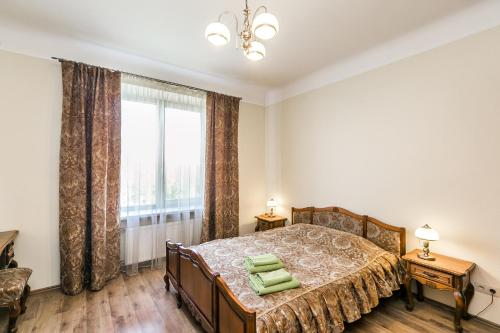 1 dormitorio con cama y ventana grande en Eksporta Street Apartment en Riga