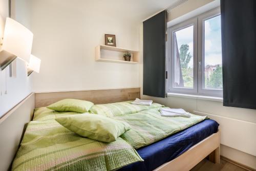 Giường trong phòng chung tại BpR Green Paradise Apartment