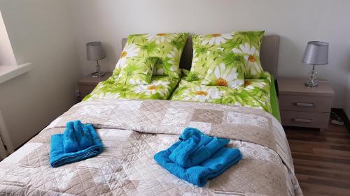 扎布熱的住宿－de Gaulle'a 20，一间卧室配有一张带蓝色毛巾的床