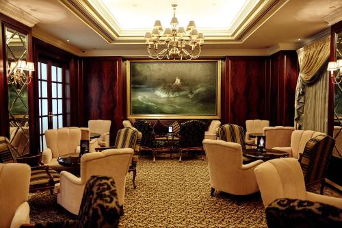 Ein Sitzbereich in der Unterkunft InterContinental - Kyiv by IHG