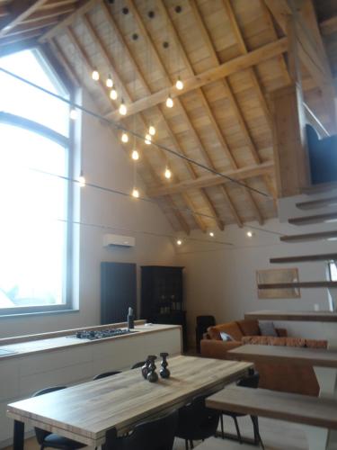 a living room with a table and a couch at 't en lande in Alveringem