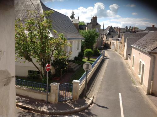 eine Straße in einem Wohnviertel mit Stoppschild in der Unterkunft Chambre chez l'habitant au centre ville in La Flèche