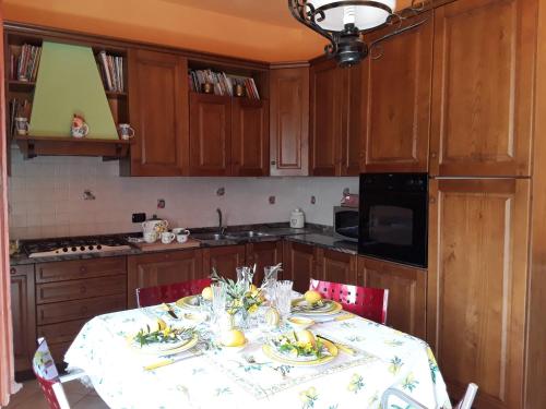 a kitchen with a table with plates of food on it at Kevin House in Marlia