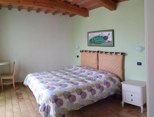 1 dormitorio con 1 cama en una habitación en Ca' Lupino, en Urbino