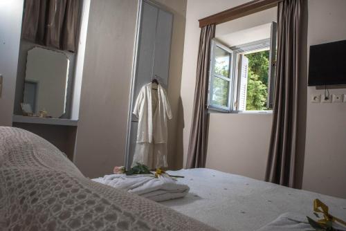 sypialnia z łóżkiem, lustrem i oknem w obiekcie Kyria Boutique House w Atenach