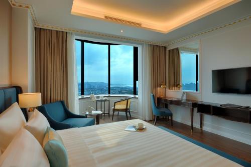Телевизор и/или развлекательный центр в FLC Halong Bay Golf Club & Luxury Resort