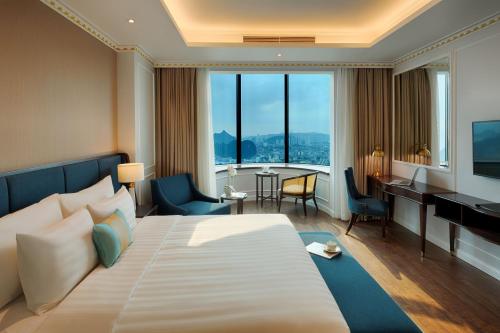 Телевизор и/или развлекательный центр в FLC Halong Bay Golf Club & Luxury Resort