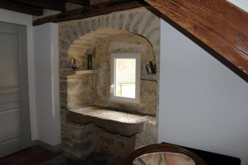 eine Steindusche in einem Zimmer mit Fenster in der Unterkunft Gite des Celliers in Alise-Sainte-Reine