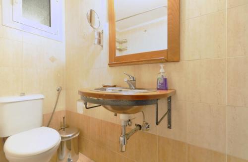 Kamar mandi di Courtyard Apt - Central Athens