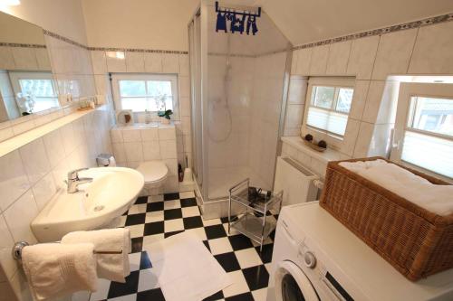 a bathroom with a sink and a toilet and a shower at Haus Eichenhain in Scheeßel