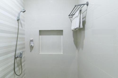 Bilik mandi di HOME Guesthouse