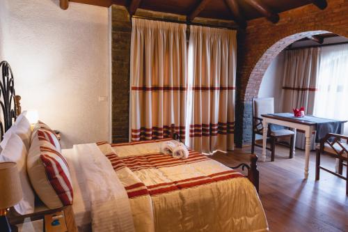 Un pat sau paturi într-o cameră la Hotel Restaurant Emblema