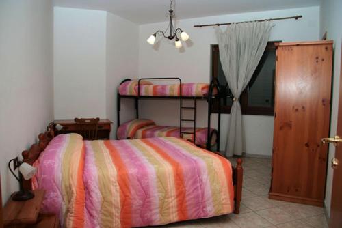 מיטה או מיטות קומותיים בחדר ב-Agriturismo La Botte