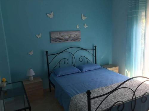 A bed or beds in a room at Seaside family Apartment in Paralia Dionisiou