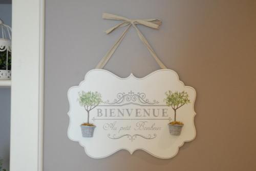 a sign hanging on a door with two trees at Romantic Home in Sirmione