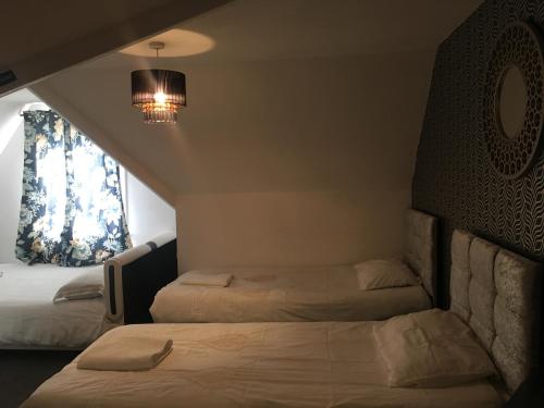 クラクトン・オン・シーにあるElris Essex Houseのベッドルーム1室(ベッド2台、窓付)