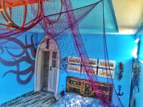 a bedroom with a net on the wall at HemDem Alçıtepe in Canakkale