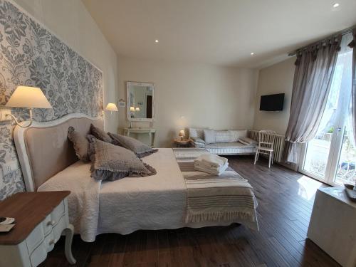 um quarto com uma cama grande e uma sala de estar em Romantic Home em Sirmione