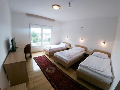 Katil atau katil-katil dalam bilik di Hotel Bagarić -ispod brda ukazanja adress Kraljice Mira 56 Bijakovci Međugorje