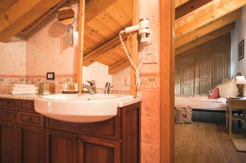 Um banheiro em Chalet Alpenrose Bio Wellness Naturhotel